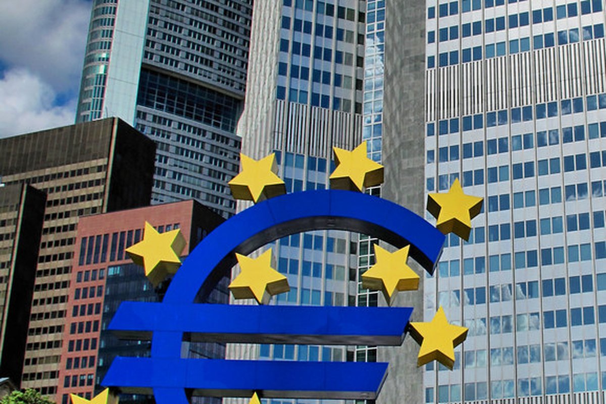 European Central Bank Rate Decision in July: How the Kalshi Market Is Pricing It - frankfurt skyline financial (photo 1)