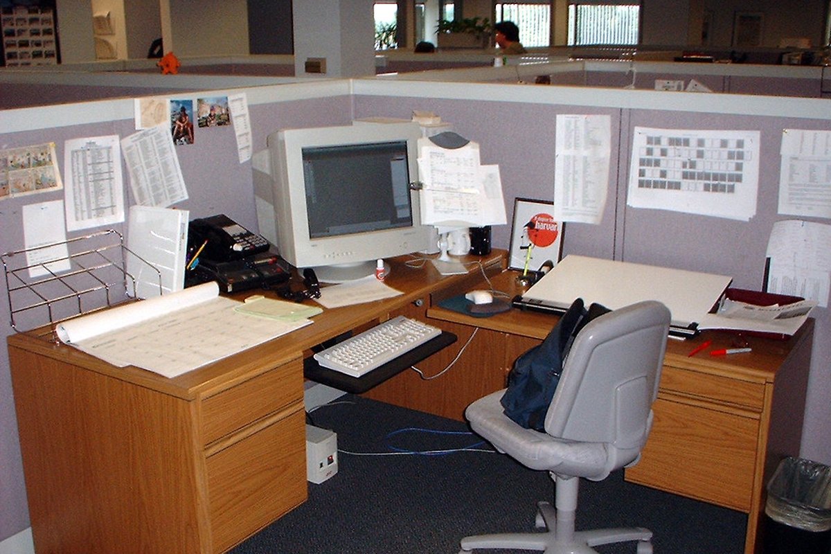 Kalshi vs Robinhood Event Contracts: Which Has Better Pricing? - trading desk monitors (photo 1)