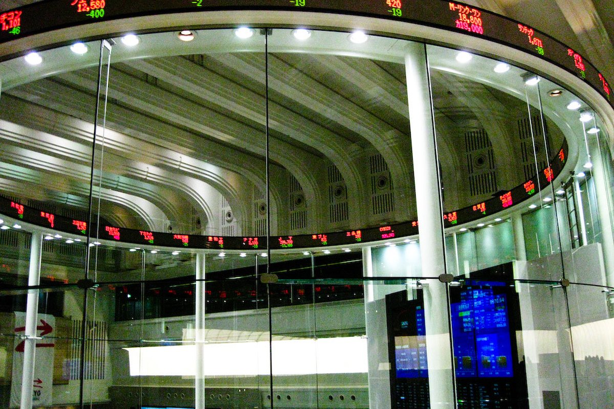 Trading Kalshi Around Earnings Season - stock market trading floor screens (photo 2)