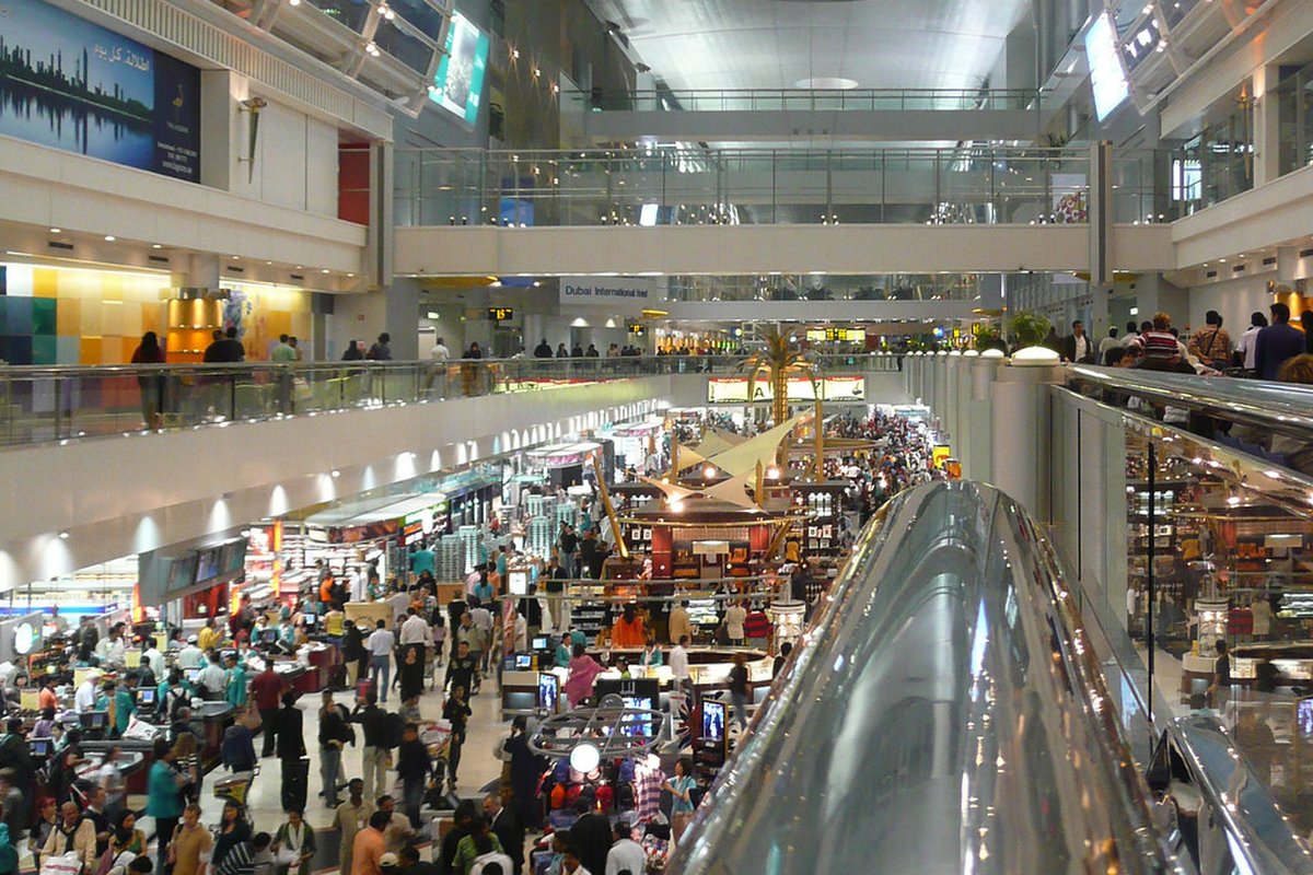 Trading Retail Sales on Kalshi: Holiday Season Edition - shopping mall holiday crowds (photo 1)